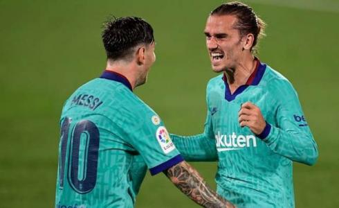 لاعبا برشلونة ميسي وغريزمان خلال انتصار برشلونة على فياريال بالدوري الإسباني