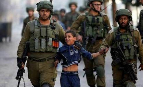 جنود إسرائيليين يعتقلون طفل فلسطيني