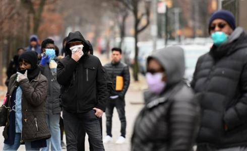 مواطنون خلال إجراءات منع تفشي كورونا في نيويورك