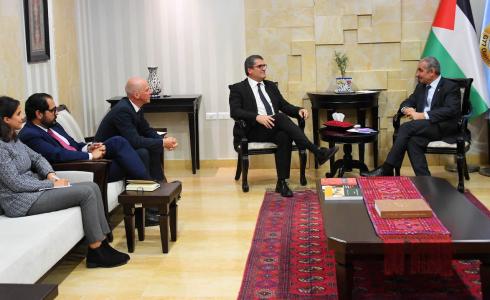 اشتية خلال لقائه المبعوث السويسري