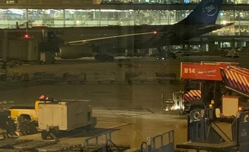 طائرة في مطار سخيبول