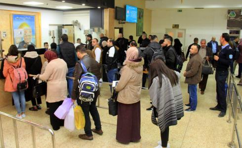 مسافرون عبر معبر الكرامة