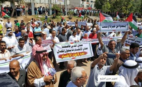 جانب من الاعتصام في ساحة السرايا وسط غزة أمس