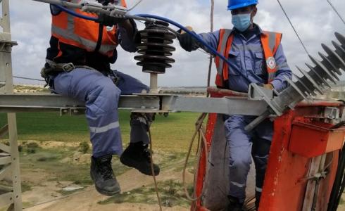 طواقم شركة توزيع الكهرباء خلال العمل على امداد التيار لمراكز الحجر