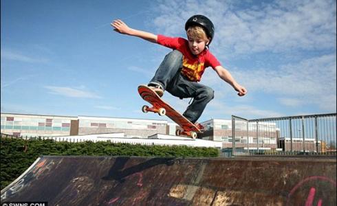 طفل يتزلج بنصف جسد