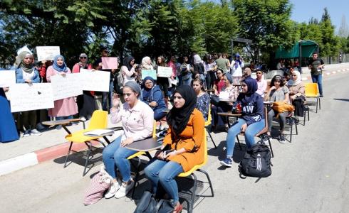 طلبة جامعة بيرزيت يعتصمون ضد عرقلة الاحتلال دخول اساتذة الجامعة الى فلسطين