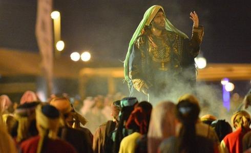 فارسات يشاركن في عروض الفرسان بسوق عكاظ السعودي