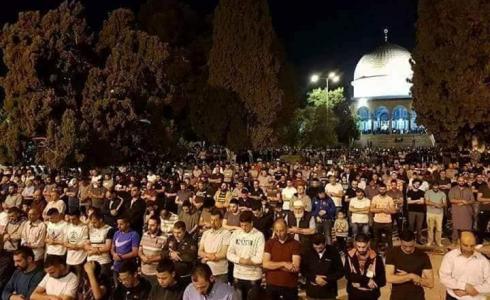 آلاف المصلّين يؤدّون صلاتي العشاء والتراويح في باحات الأقصى