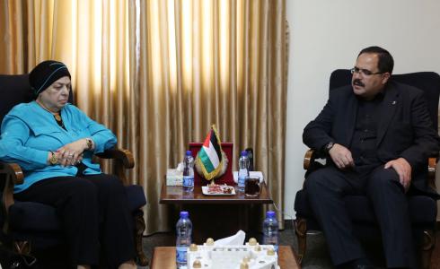 وزير التربية والتعليم صبري صيدم  مع رئيسة الاتحاد النسائي العربي بالبيرة منتهى جرار 