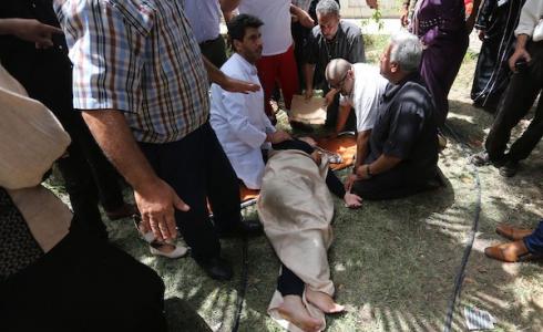 أحد الموظفين المضربين عن الطعام داحل مقر وكالة الغوث في غزة تعرض للإغماء