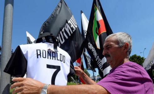 عرض قميص رونالدو في أسواق إيطاليا