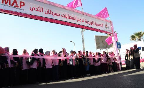 مسيرة وردية على شاطئ بحر غزة للتوعية بسرطان الثدي