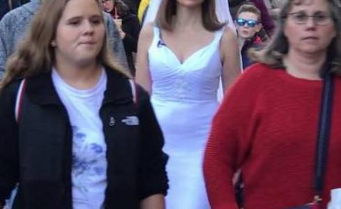 امريكية تبحث عن عريس وسط شوراع امريكا