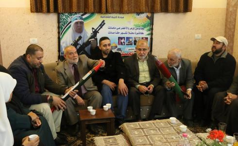 بحر يزور منزل ام نضال فرحات