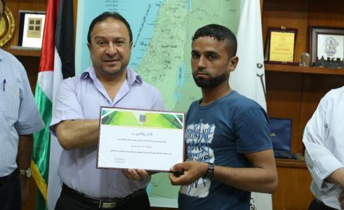 بلدية غزة تكرم 3 موظفين لأمانتهم وإخلاصهم في العمل