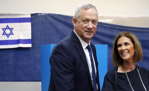 الجنرال المتقاعد بيني جانتس وزجته ريفيتال يدلون بأصواتهم في الانتخابات الإسرائيلية