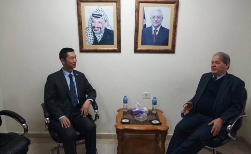 عضو اللجنة المركزية لحركة فتح روحي فتوح مع السفير الصيني