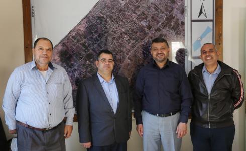 رئيس بلدية دير البلح يستقبل وفد من المجلس الأعلى للشباب والرياضة