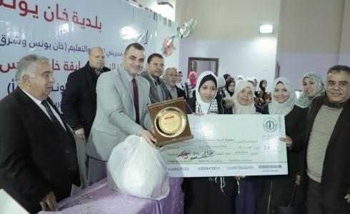 بلدية خانيونس تكرم الفائزين بمسابقتي القراءة والإرشاد المدرسي