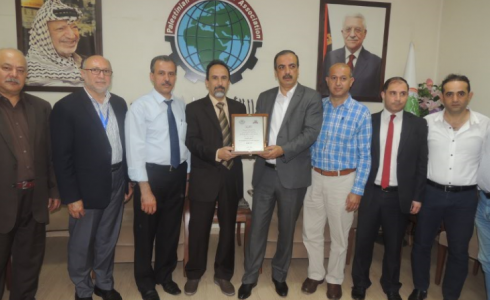 مركز الوفاء يكرم جمعية رجال الاعمال في غزة