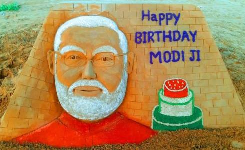 احتفالات بعيد ميلاد رئيس وزراء الهند ناريندرا مودي