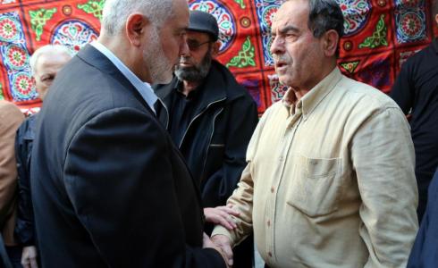 هنية يؤدي واجب العزاء في وفاة الصحفي محمد داوود