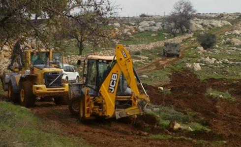 الخليل: الاحتلال يهدم غرفة زراعية ويقتلع أشجار زيتون ويجرف أراضي في مسافر يطا