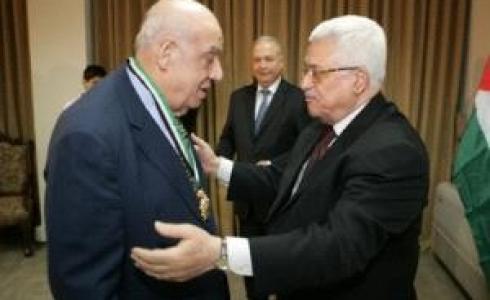 الرئيس يقلد القطان وسام نجمة الشرف (إرشيف)