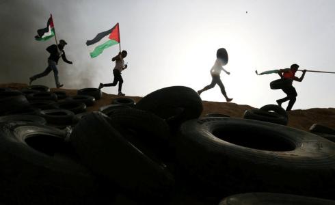 شبان عند الحدود الشرقية لقطاع غزة مع إسرائيل -ارشيف-