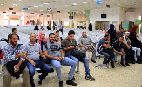 مواطنون في معبر الكرامة