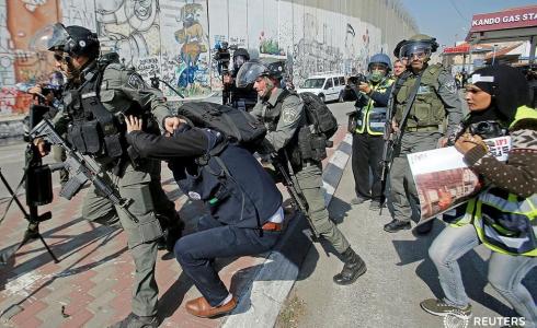 الاحتلال يعتدى على صحفيين فلسطينيين