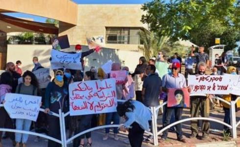 من الوقفة الاحتجاجية في رهط، أمس