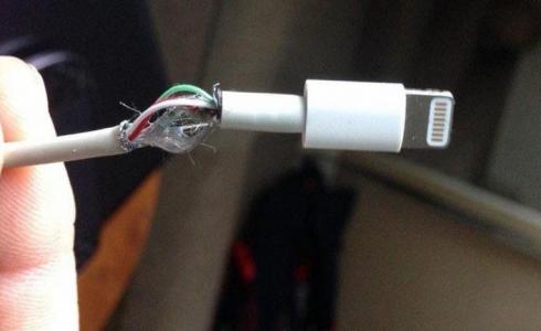 شاحن ايفون - ارشيفية