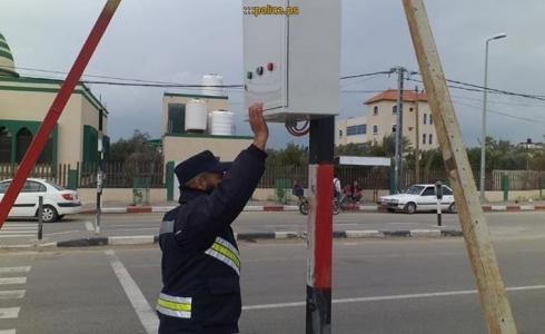 شرطة المرور تشرع في تركيب إشارات ضوئية في تجمع مدارس المزرعة بدير البلح