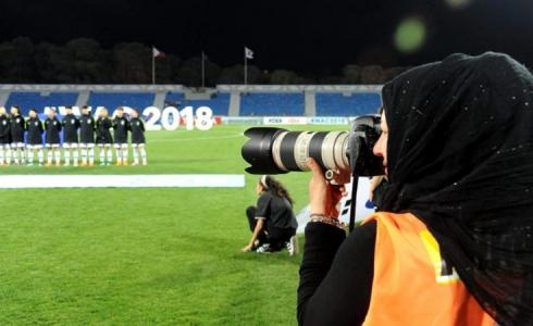 صحفية رياضية في احدى مباريات الضفة - ارشيف