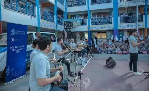 أحد الحفلات الموسيقية لباص الموسيقى داخل المدرسة 