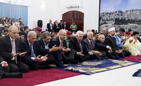 الرئيس عباس يؤدي صلاة عيد الفطر في مسجد التشريفات