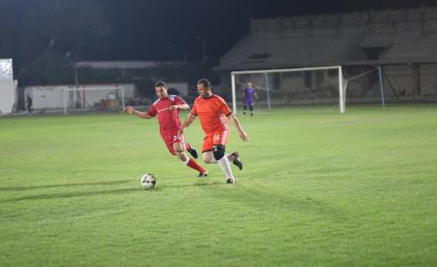 من مباراة منتخب كتلة الصحفي ونجوم بلدية غزة في ملعب اليرموك بغزة في اليوم العالمي للعمال واليوم العالمي لحرية الصحافة