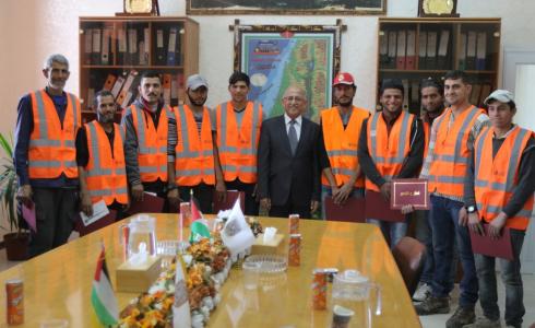رئيس بلدية غزة يكرم عمال النظافة المميزين