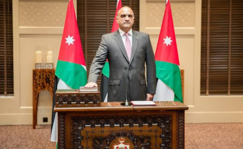 رئيس الوزراء الأردني الجديد بشر الخصاونة يؤدي اليمين الدستورية