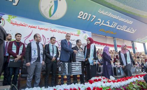 الكلية الجامعية تكرم طلبتها المتفوقين