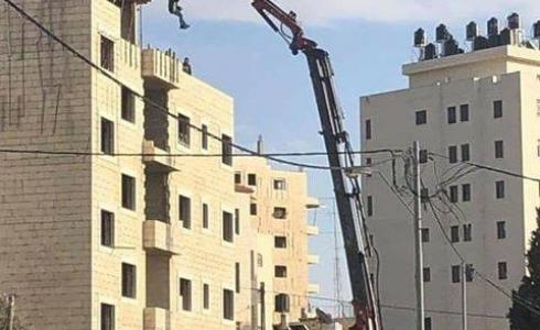 وزارة العمل تتخذ إجراءات لازمة على خلفية رفع سائق رافعة نفسه