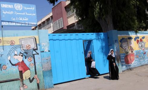 معلمات يخرجن من أحد مدارس الاونروا في غزة