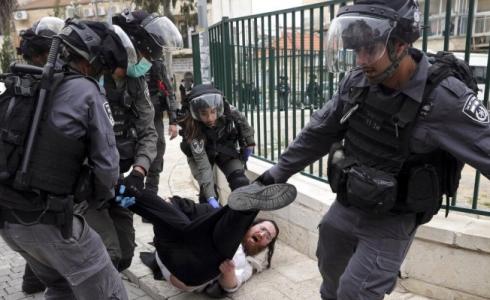 أفراد شرطة يعتقلون حريديا خرق تعليمات كورونا في حي "ميئا شعاريم" بالقدس، نهاية الشهر الماضي 