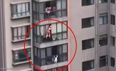 شاهد فيديو إنقاذ إعجازي لطفلة5 أعوام عالقة بالطابق الـ14