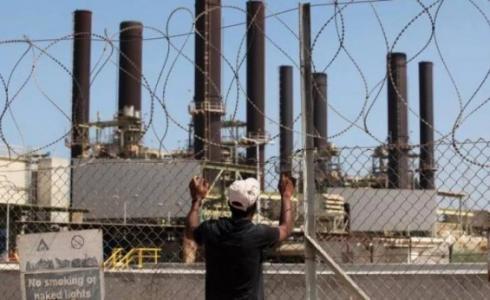 مواطن ينظر إلى محطة توليد الكهرباء الوحيدة في قطاع غزة