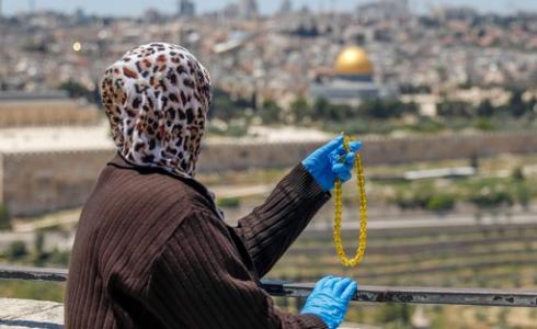 سيدة تتخذ اجراءات الوقاية من فيروس كورونا في القدس