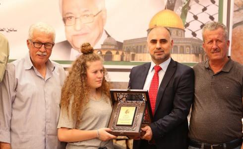 تكريم  د. فايز أبو عيطة  القائم  بأعمال  وزارة الإعلام  للأسيرة  المحرر عهد  التميمي