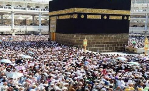 حجاج يطوفون حول الكعبة المشرفة