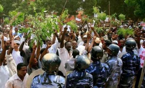 اخبار السودان اليوم الجمعة ولحظة قمع مظاهرات اليوم واعتقال صحفيين